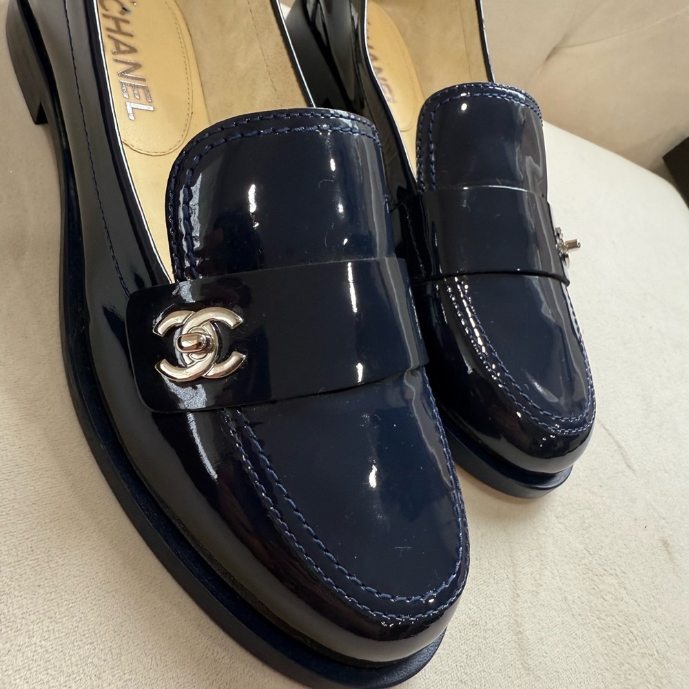 CHANEL Navy Blue Patent Leather Loafers size 39 - Picture 2 of 12
